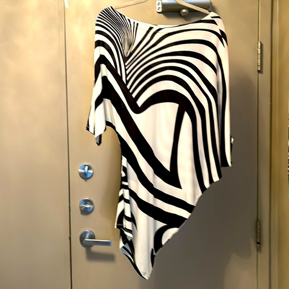 White/black off 1 shoulder asymmetrical top - Picture 1 of 2